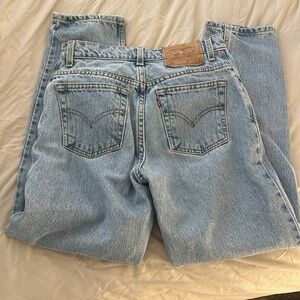 Vintage Levi's Women's Light Blue Straight Leg Jeans (550)